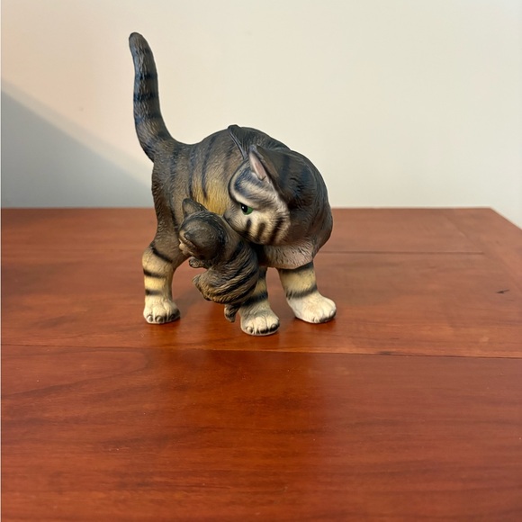Vintage Lefton Cat Figurine – Mama Cat Carrying Kitten – Hand Painted – 5” Tall - Picture 3 of 9